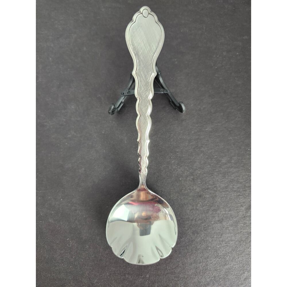 Oneida Community Stainless Cello Gravy Ladle 7 3/4 Scalloped Burnished Flatware
